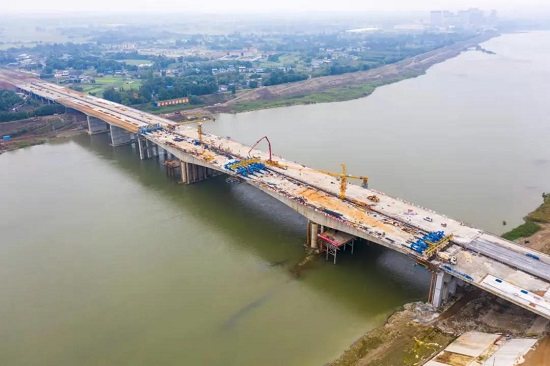 好消息!岷江三桥顺利合龙,明年3月敞跑!