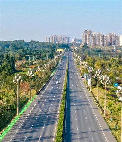 借初段山体之势,延续天府大道大气蓬勃的景观风格,凸显门户形象.