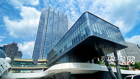 中欧建工创智中心雄踞成眉双城枢纽板块岷东新区,与政务中心毗邻而居