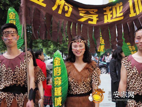 身着兽皮手持木棒 "疯狂原始人"逛街雷翻路人