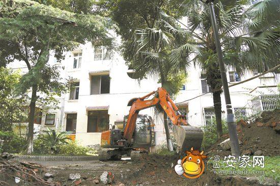 眉山城区旭光小区南16幢2单元增设电梯开始施工